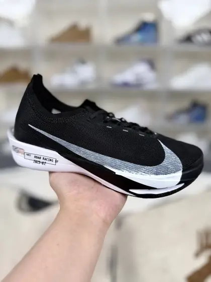 价格调整本地120 ▪️Y2版本 Nike Streakfly 2 柔软舒适耐磨 低帮 休闲短跑竞速跑步鞋 男女款 黑白 ▪️ (36 36.5 37.5 38 38.5 39 40 40.5 41 42 42.5 43 44 44.5 45) ▪️货号:HF6416-005 ▪️Nike Streakfly 2是一款专为短距离竞速设计的高性能跑鞋.单只42码仅重126克,比前代减轻40克,接近田径钉鞋的轻盈感,适合追求速度的跑者.搭载全掌Flyplate碳纤维板,提供强劲推进力,配合ZoomX泡棉中底,能量回馈出色,滚动感顺滑.外底采用轻薄橡胶材质,抓地力出色,湿滑路面也能稳定发挥.工程精制网眼鞋面,透气性极佳,贴合脚部轮廓,减少闷热感.ZoomX泡棉中底兼顾缓震与回弹,适合短距离快速奔跑.Nike Streakfly 2是为追求速度的精英跑者或短距离竞速爱好者设计的高性能跑鞋,其轻盈、响应迅速的特点使其成为短距离比赛和训练的理想选择,但需根据自身脚型和跑步习惯合理选择.